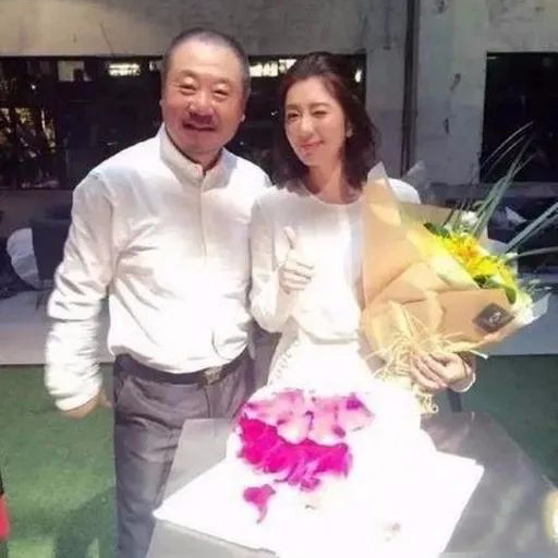 范伟一家近照曝光,59的他和漂亮老婆低调结婚31年,儿子长得比他帅
