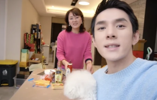 参观李佳琦的家，餐桌放的几乎都是素菜，生活过得好朴素