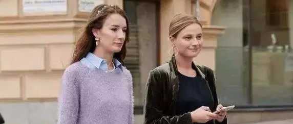 最近火了一件外套叫“丝绒外套”，时髦高级又保暖，关键是还显贵