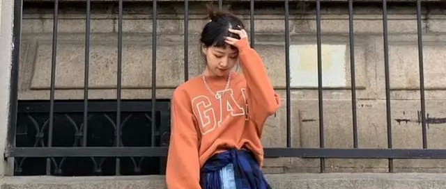 最近流行一种显高穿搭，叫“短卫衣+高腰裤”，小个子照着穿就对