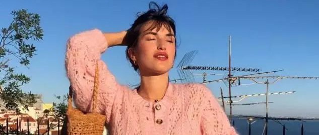 初秋，卫衣收起来吧！现在流行的是“奶奶衣”，舒适百搭又洋气