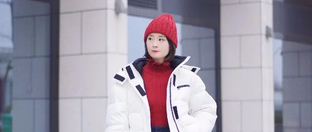 40岁的女人，羽绒服选“连帽款”，这样穿时髦又保暖，关键还减龄