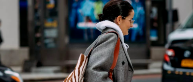 别再用毛衣配大衣了，今年冬天流行“卫衣+大衣”，时髦上档次