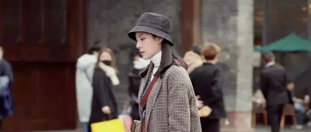 别再穿“羽绒服”出街了，年末试试这几款百搭外套，高级又显洋气