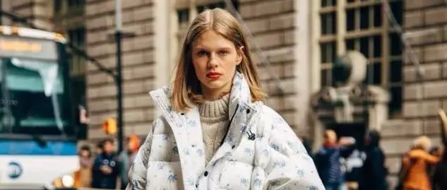 不管大衣还是羽绒服，女人少买黑色，这4种颜色更高级，气质减龄