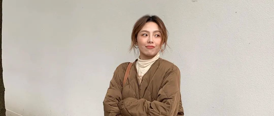 阔腿裤也该收一收了，今年流行：羽绒服+半身裙，小个子也适合