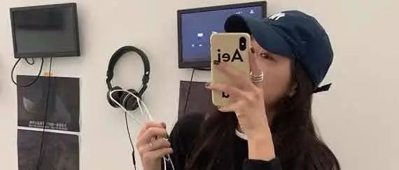 秋季个性十足的叠穿方式，毛衣叠穿T恤超时髦，同色系叠穿高级