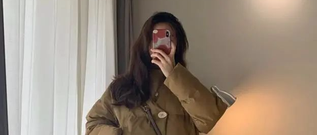 少穿长款羽绒服，今冬流行的“短款棉服”，下身这样搭配，很显高