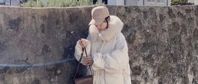 经典又百搭的白色棉服来了，六种洋气的搭配方式，怎么穿都好看