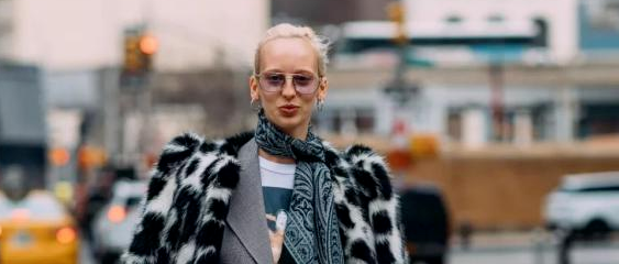 42岁女人想甩掉大妈感，就要少穿这3种衣服，显老土气掉档次