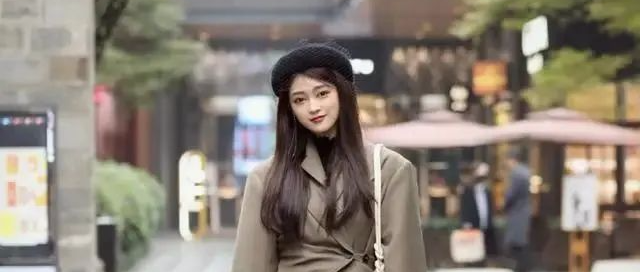 今年冬天超火的“外套+裙装”，美丽时髦不撞衫，时尚达人都爱了
