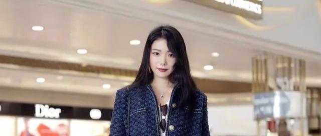 最近火了一种穿法，叫“裤子塞进靴子”，时尚保暖又显瘦，真美