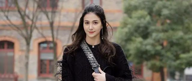 秋季别总穿卫衣，今年这件“上衣”才最受欢迎，时尚百搭显高级