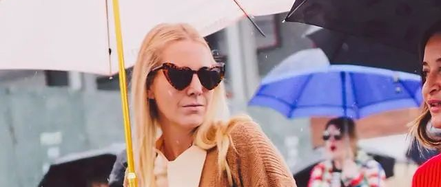 今年大火的“针织开衫+格纹裤”，复古减龄，初秋这样穿超美！