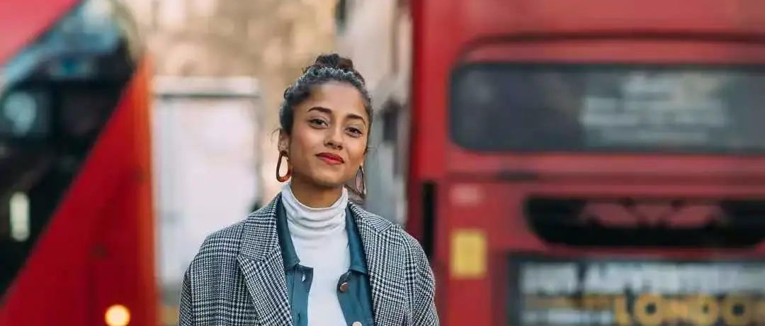 女人不论穿羽绒服还是大衣，一定要牢记“上下法则”，时髦显高级