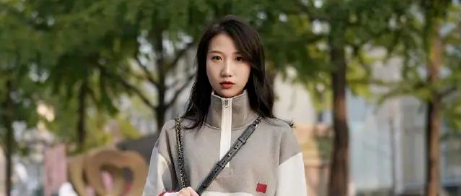 “卫衣”才是初冬扛把子，今年流行这样穿，保暖减龄还很实用！