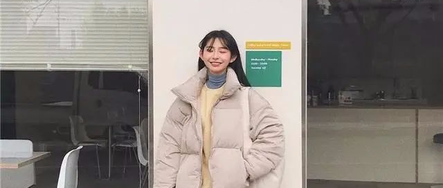 今冬火了一种混搭穿法，叫：羽绒服+半身裙，保暖显瘦又洋气！