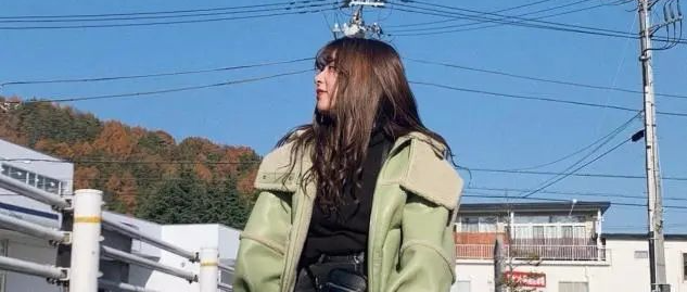 这才是小个子该有的穿搭：“短外套+长筒靴”，这么穿显身材时髦