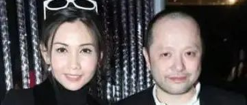 他白手起家年赚36亿！豪车停满5个车库 还娶了全香港绝色美人