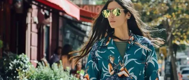 ​穿裙子时尽量别配高跟鞋！瞧瞧刘涛这样来穿，时髦优雅又气质