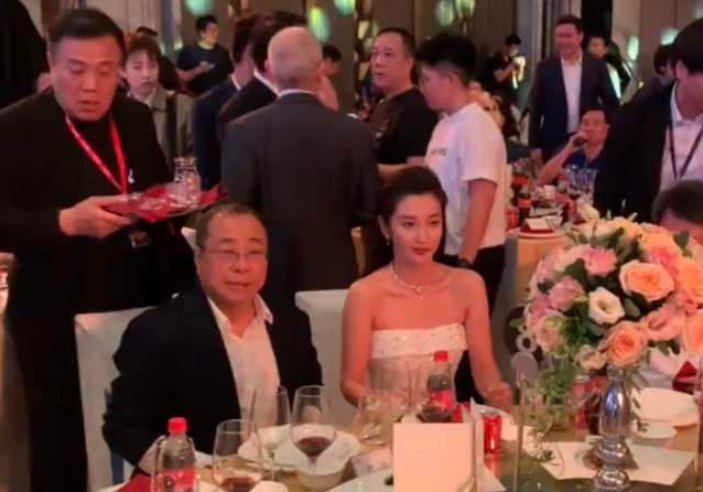 李冰冰和富豪聚餐,博纳总裁于冬与上海前首富郭广昌纷纷露面