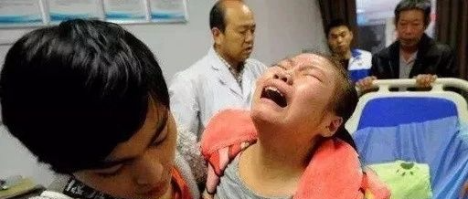 儿子捅亲妈9刀，母亲醒来后跪下认错！真相竟是这样？真痛心！