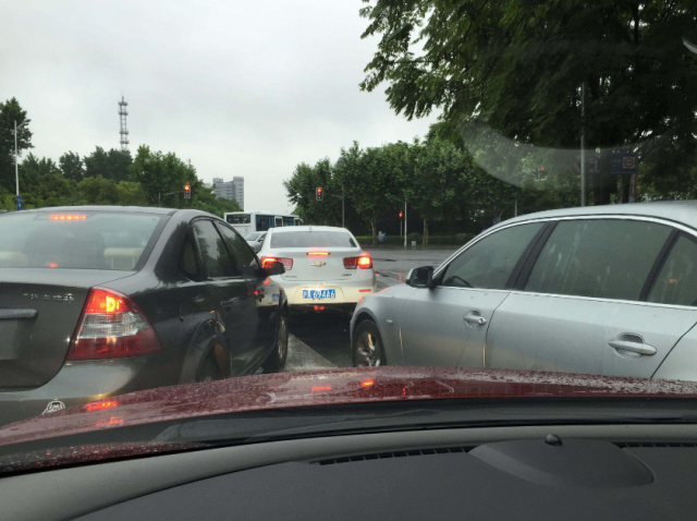 前车强行“加塞”，后车故意“撞车”，造成追尾谁负全责？