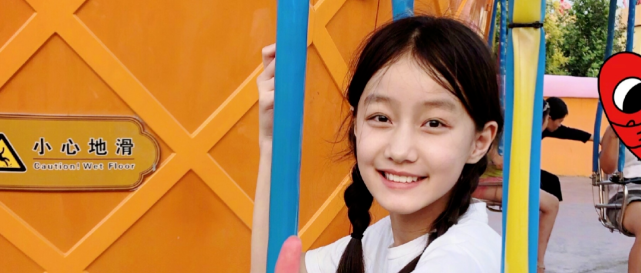 不愧是赵薇“女儿”，12岁就敢穿“例假裤”外出，长大可不得了