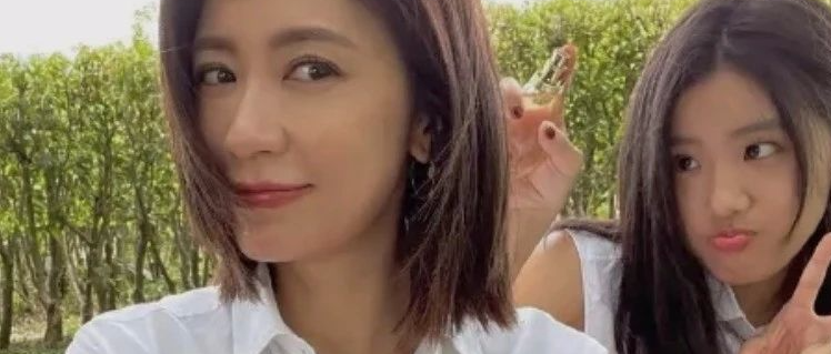 贾静雯女儿穿性.感装,大尺度照曝光,网友:一言难尽?