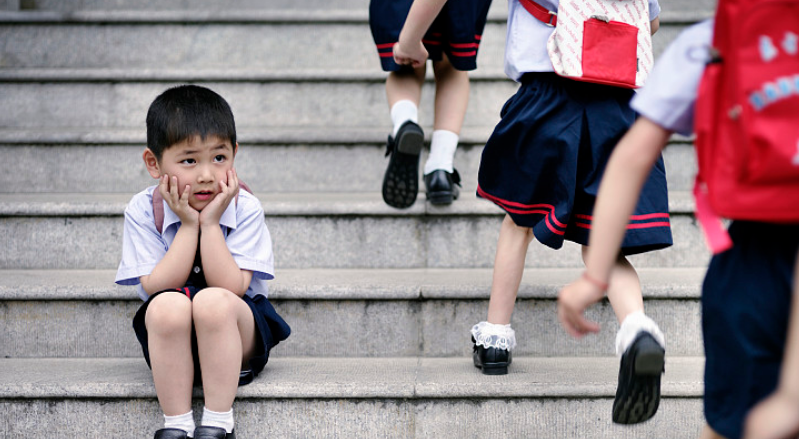 孩子不自信、胆小，人一多就犯怂？与其逼娃，不如这样做(图2)
