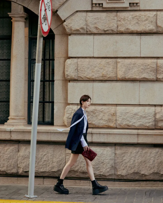 小个子放弃高筒靴吧，太显腿短！试试这3款鞋，轻松穿出大长腿