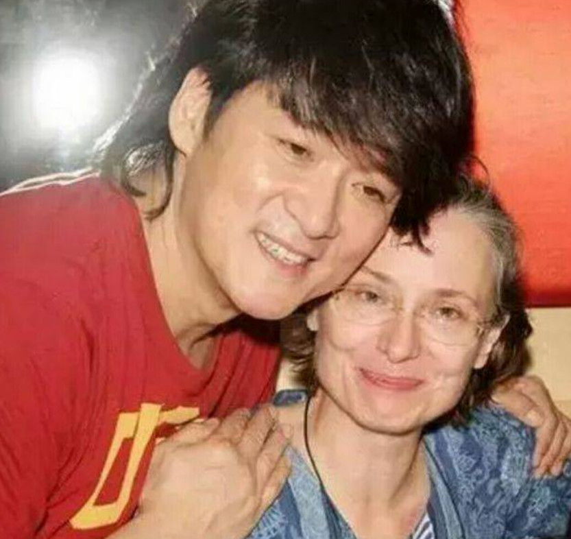 周华健老婆近照似70岁老太,但一样能收获周华健一生宠爱!