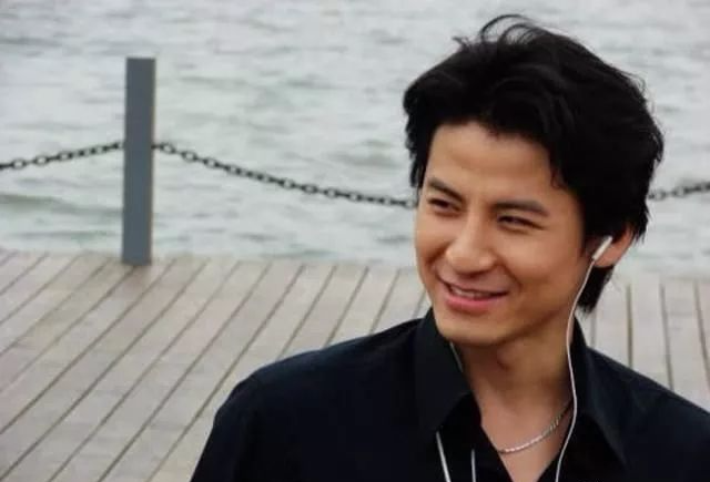 演了9次主角也没红,直到35岁时被赵丽颖带红,还娶了漂亮女演员