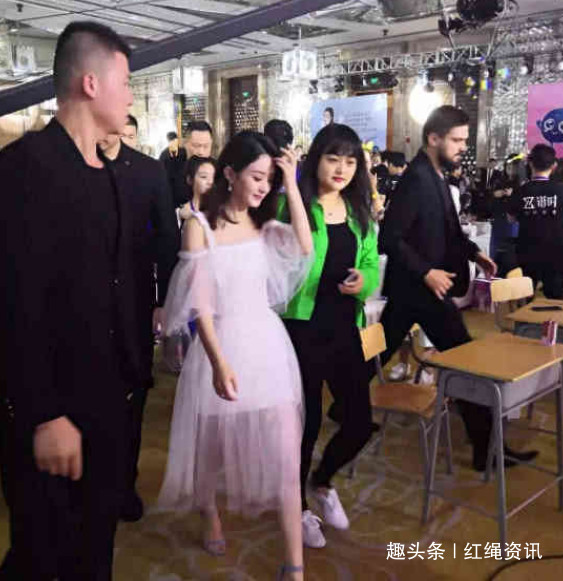 罗晋婚后首次发微博,却放出赵丽颖和他照片,网友:手,手滑了?