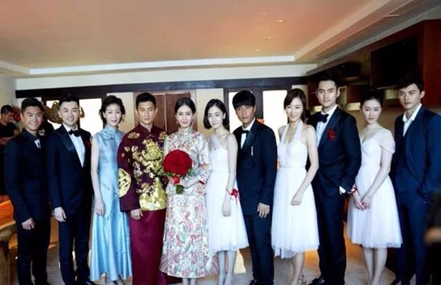 比吴奇隆大2岁的丈母娘长啥样？当看到本人时，网友：张得开嘴吗