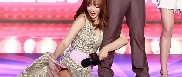 柳岩又双叒摔倒了，回看她这十年，每次摔跤都是艳压全场的技术流