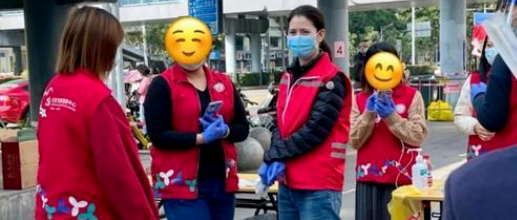 袁咏仪现身深圳当防疫志愿者，穿着朴素低调，做检测工作很娴熟