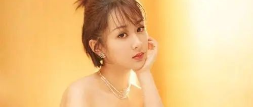 她因喜欢一人而出道，如今通过努力，她已成为一线女星