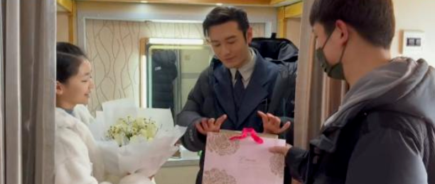 黄晓明在剧组过情人节，给工作人员送花送礼物，与蒋欣畅聊绯闻