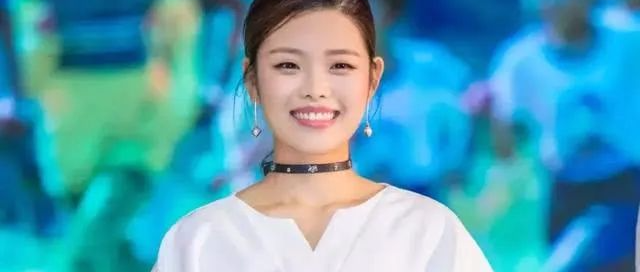 曾被评为最丑童星的她，一度自卑到拒绝演戏，如今逆袭成气质美女