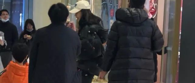 Baby否认与富豪约会，带儿子买衣服被偶遇，离婚后工作带娃两不误