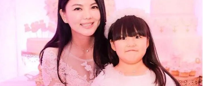 本以为李湘对女儿够奢侈了，但看见林心如的女儿，网友：真豪横