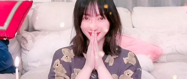 柳岩穿睡衣与好友庆生，41岁貌美肤白身材丰腴，奢华豪宅内景吸睛