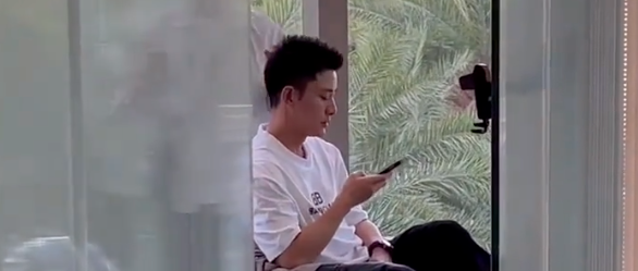 贾乃亮三亚做头发被遇！李小璐甜馨也在当地，母女泳池玩耍好开心