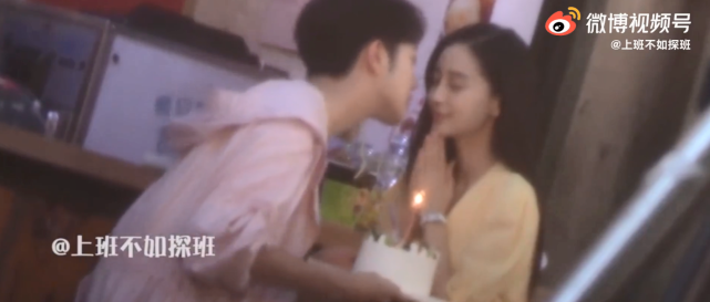 被辟谣新恋情后，baby情人节再传好消息，与赖冠霖牵手超有爱