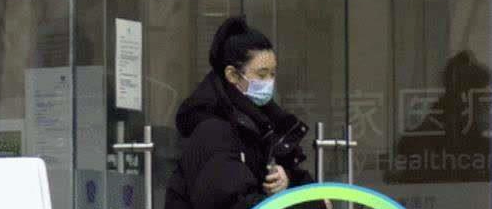 奚梦瑶又怀三胎？刚生二胎4个月左右，穿棉服紧捂小腹现身医院