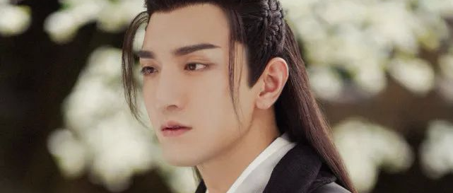 否认出轨后，金瀚面带笑容现身片场，张芷溪表情犀利，气场强大