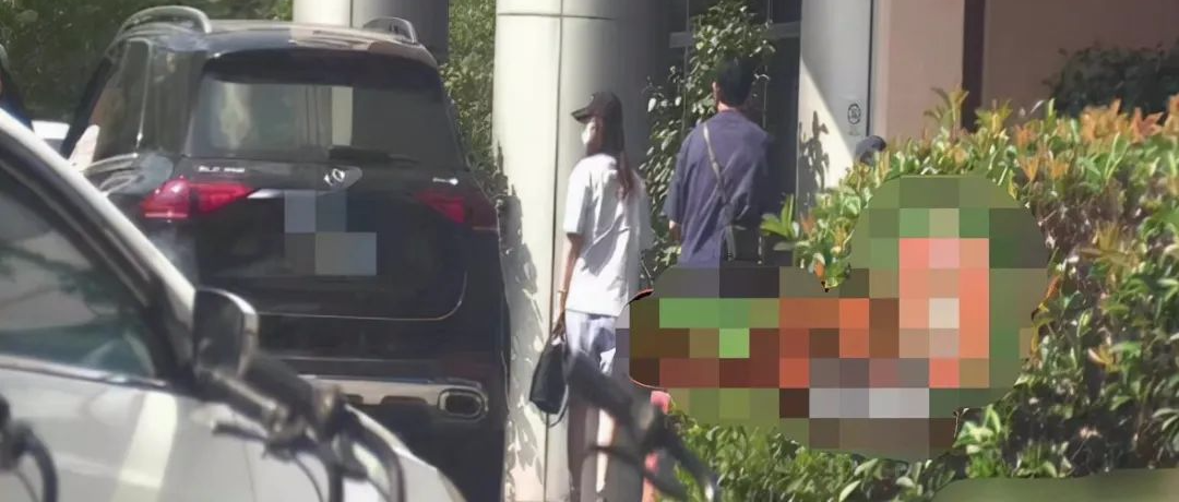 二胎来了？吴奇隆刘诗诗现身私立医院，刘诗诗打扮低调用包挡腹部