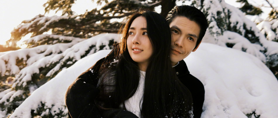 郭碧婷疑破二胎传闻，穿着单薄和向佐拍雪照，晒女儿胖脚丫未出镜