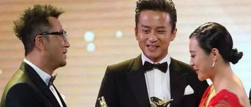 邓超郝蕾同登台爱意绵绵 两人虐心恋情揭秘信息量惊人！